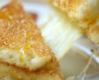 РЕЦЕПТЫ: Горячий сэндвич с сыром и медом