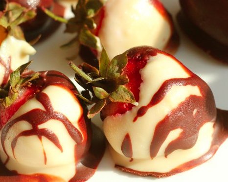 Быстро и вкусно: клубника в шоколаде